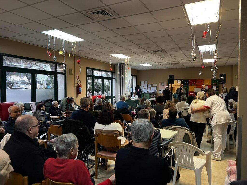 Anche il sindaco Gozzoli alla festa di Natale degli ospiti della Casa di Riposo