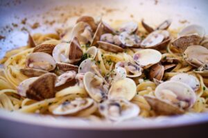 Brindano le vongolare di Cesenatico: le “poverazze” diventano marchio europeo