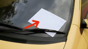Auto ammaccata e bigliettino col telefono falso: quando l’imbroglio è un classico