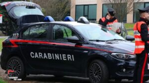 Minaccia il titolare di un negozio col coltello: denunciato 35enne