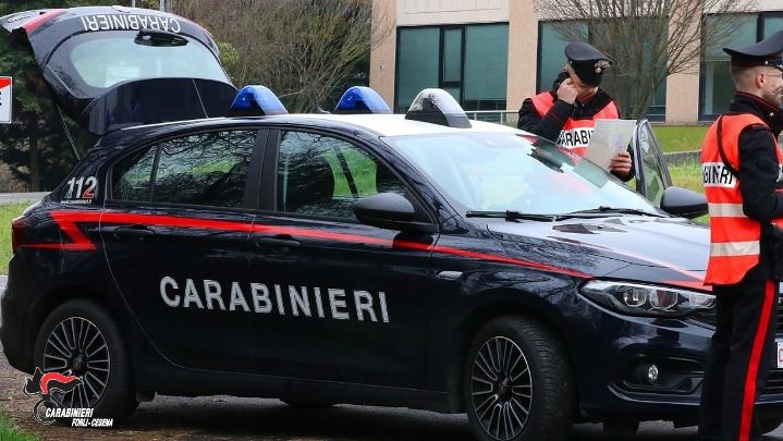 Minaccia il titolare di un negozio col coltello: denunciato 35enne