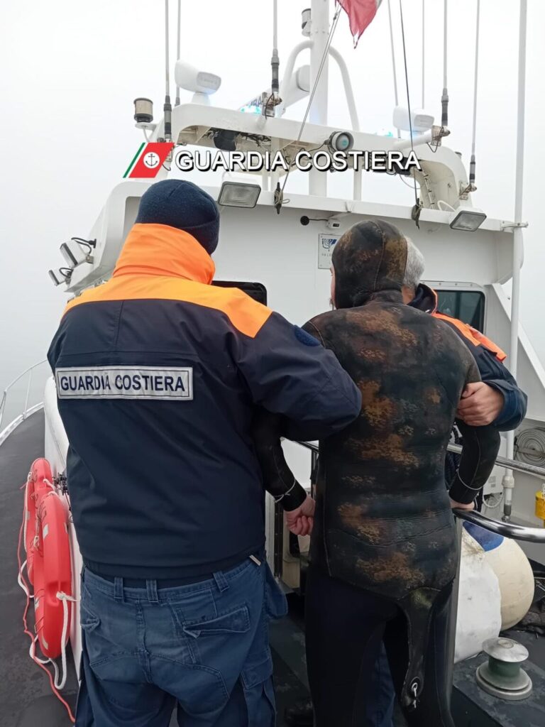 Pescatore subacqueo si perde in mare nella notte: ritrovato dalla Capitaneria