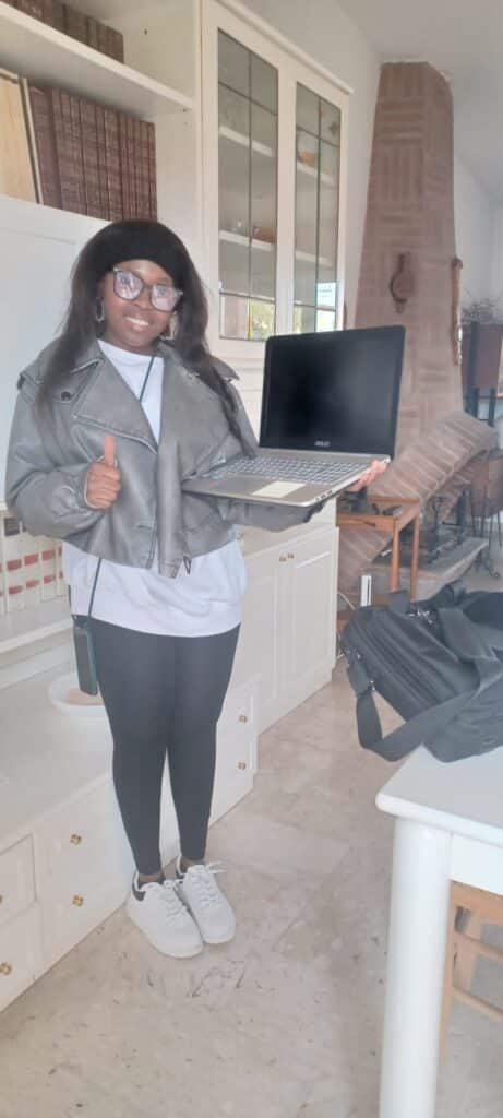 Nuovo gesto di bontà della Siropack: donato un pc a una studentessa congolese