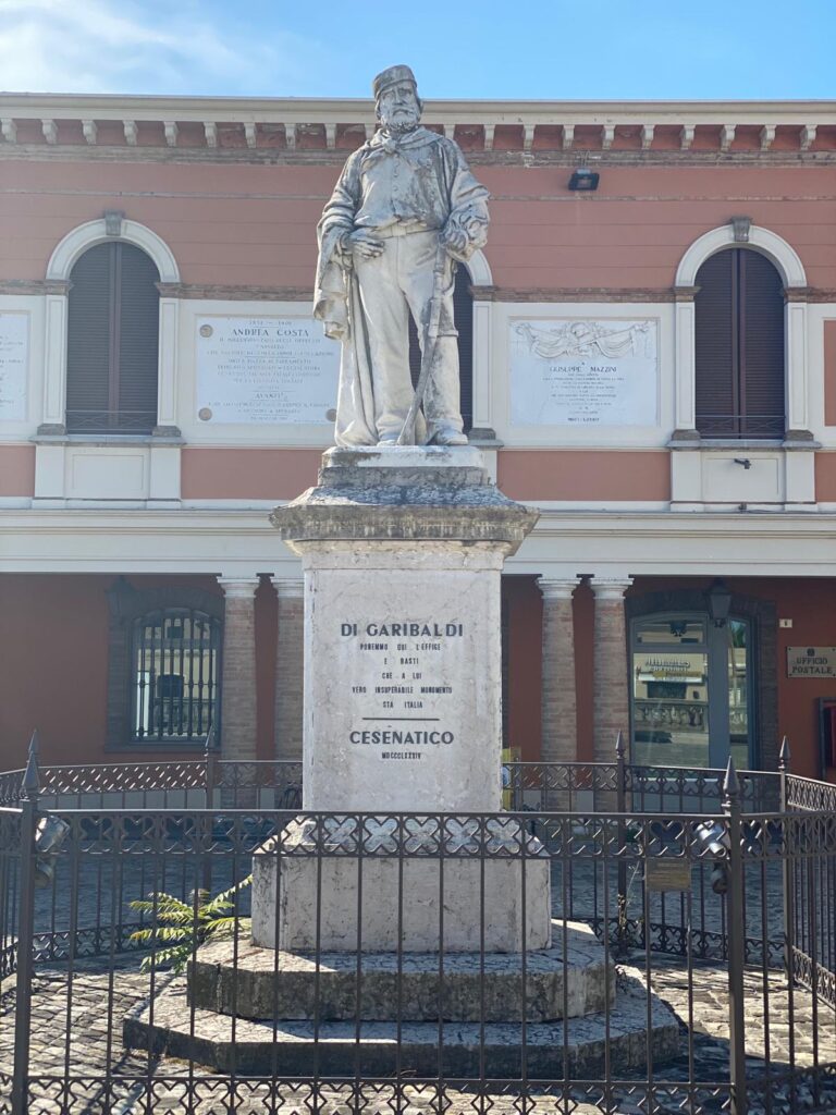 Statua di Garibaldi in piazza Pisacane: a marzo via ai lavori di restauro