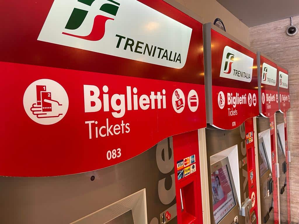 Treno in ritardo di un’ora? Da oggi il rimborso arriva direttamente sulla carta