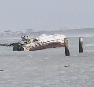 Il peschereccio Calimero Sampa in avarìa contro le scogliere: illeso l’equipaggio