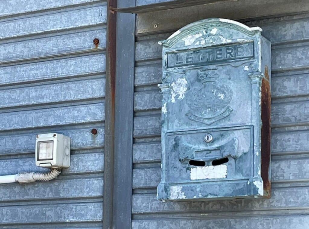 Cassetta postale anonima? L’etichetta te la mette Poste Italiane