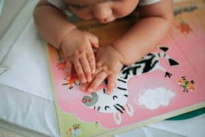 I bagnini regalano un libro ad ogni bimbo appena nato