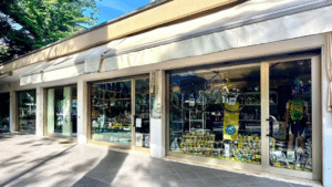 In vendita per 240mila euro il negozio di coppe e medaglie di via Garibaldi