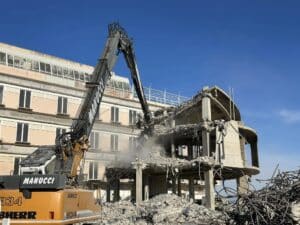 Addio alla torre in cemento: le ruspe hanno completato la demolizione
