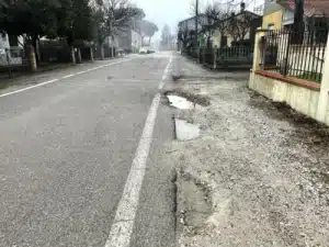 Una raccolta firme per segnalare le condizioni disastrate di via Palazzone
