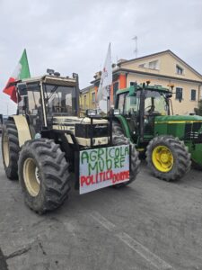 Una quarantina di trattori davanti al mercato ittico di Ponente