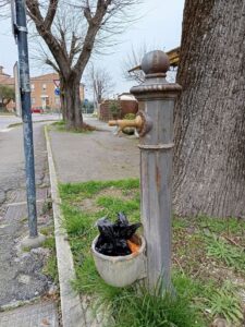 La fontanella di Sala usata come bidone per le feci dei cani
