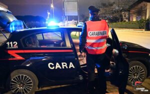 Blocca la strada poi inghiotte una chiave: 46enne operato al “Bufalini”