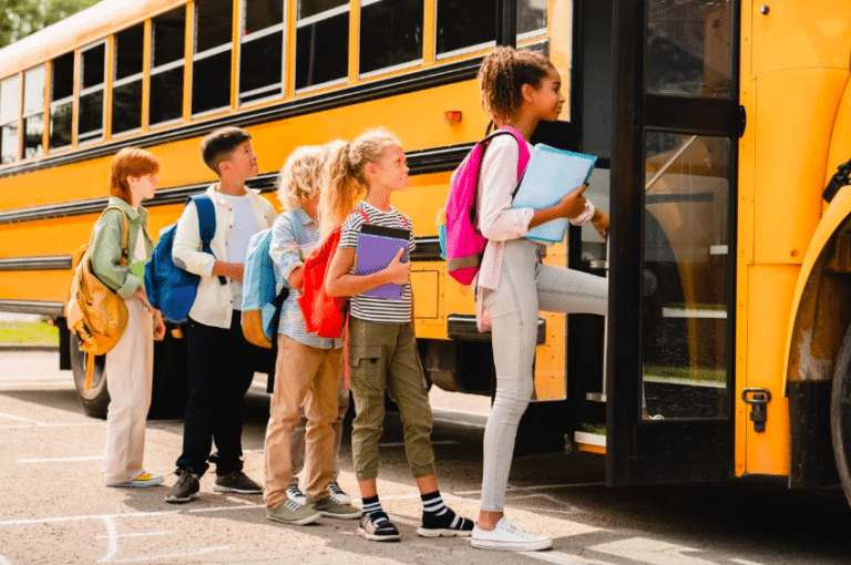 Trasporto scolastico, il Comune copre 130 euro dell’abbonamento urbano