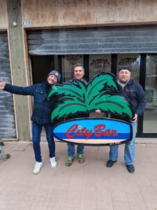 Smontata l’insegna del “City Bar”: “Ma ci vediamo domenica…”