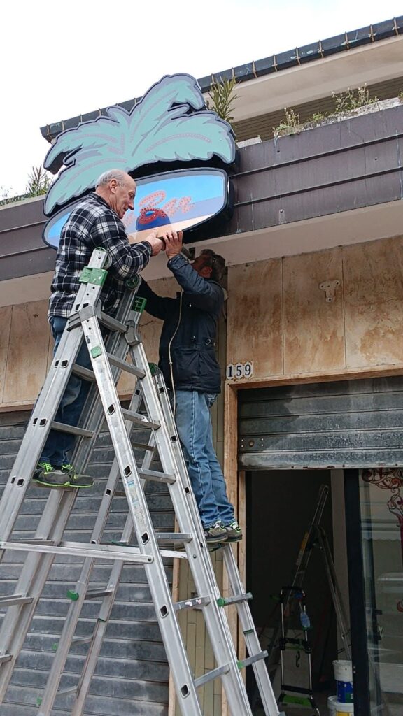 Smontata l’insegna del “City Bar”: “Ma ci vediamo domenica…”