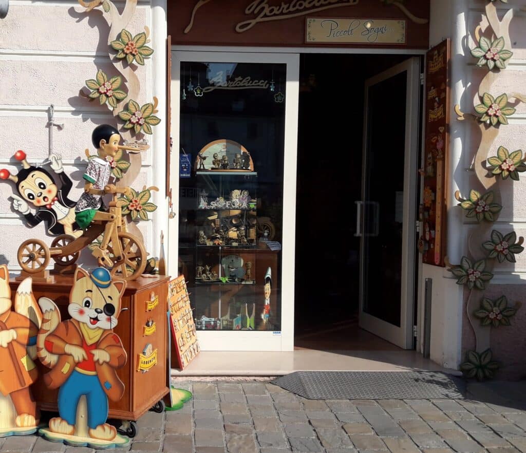 Il porto che cambia: un bazar cingalese al posto del negozio “Piccoli Sogni”