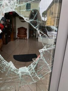 Ladri dal barbiere di via Saffi: infrangono la vetrina ma si feriscono nella fuga