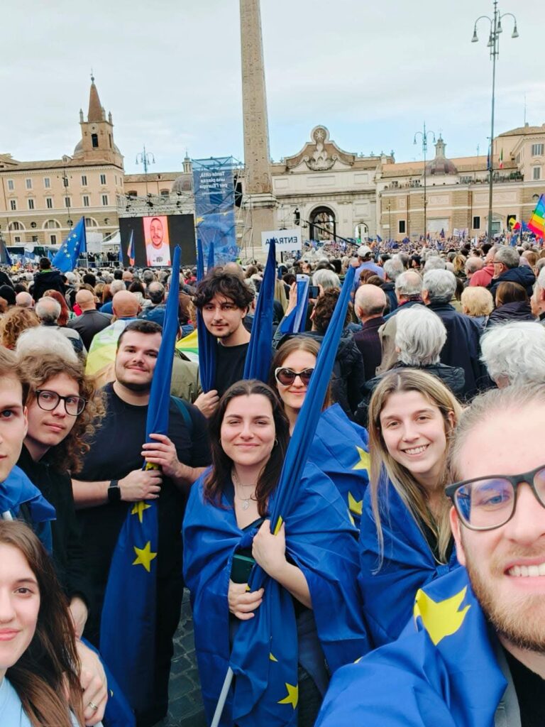 Anche il Pd di Cesenatico ha sfilato a Roma per l'Europa - La Voce di Cesenatico