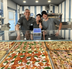 Bar dei marinai in vendita e pizza al taglio già chiusa: si spegne anche piazza Pisacane