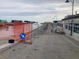 Torna il rito della “passeggiata” sulle banchine del molo di Levante