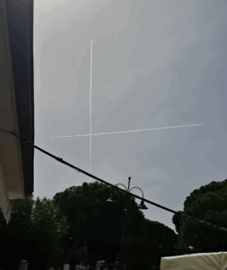 Una croce nel cielo fa gridare al miracolo ma…