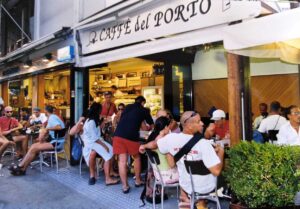 La famiglia Urbinati riaccende il mitico Caffè del Porto: “Una questione di cuore”