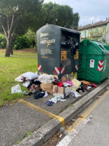 Abiti usati, da domani cambia la mappa dei cassonetti