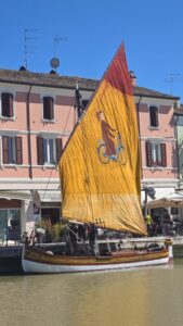 Lo spettacolo “senza tempo” di due marinai che armano un’antica paranza