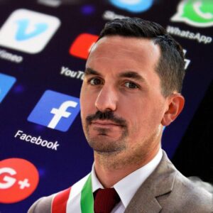 “Sei un taglia-fettucce”: il sindaco Gozzoli replica agli insulti social