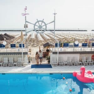 Il mercatino artigianale? Attorno alla piscina dell’hotel