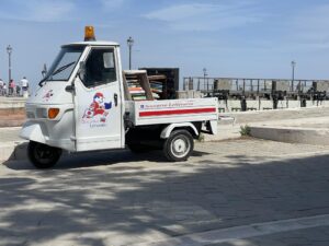 L’Ape-car di Soccorso Letterario tra gli elicotteri militari del 15° Stormo