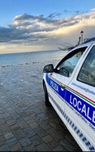La polizia: “Occhio ai divieti di sosta per i mercatini estivi”