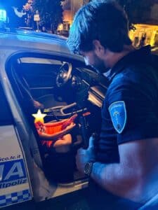 Bimbo si perde e chiede aiuto alla polizia locale
