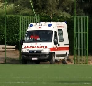 Calciatore colpito da malore in campo a Gatteo Mare: salvato da un poliziotto