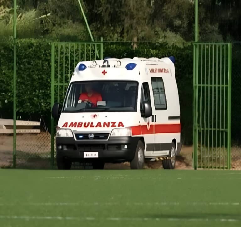 Calciatore colpito da malore in campo a Gatteo Mare: salvato da un poliziotto