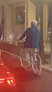 La coerenza di Giovanni: in bici sulla ciclabile di via Saffi