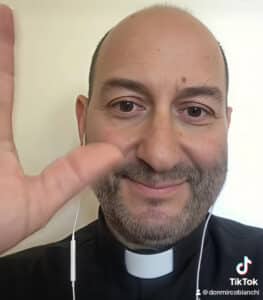 Don Mirco è tornato ad officiare messa: “A giorni la prima chemioterapia”
