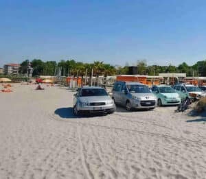 A Ponente c’è chi parcheggia l’auto a 30 metri dal mare…
