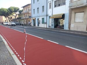 Addio al giallo del Tour, la pista ciclabile torna amaranto