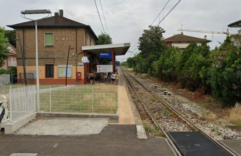 Il treno regionale torna a fermarsi alla stazione di Gatteo Mare