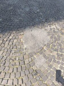 Buche pericolose, il Comune interviene nello “stradello” di fianco al grattacielo
