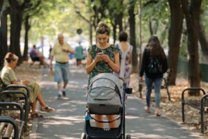 “Ci hanno rubato il passeggino”. E sui social (per una volta) si scatena la bontà
