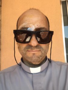 Don Mirco prete trendy? “No, è solo la cataratta…”