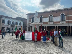 Una cerimonia per inaugurare il restauro della statua di Garibaldi