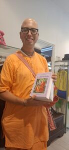 Sorrisi arancioni, in città sono tornati gli “Hare Krishna”