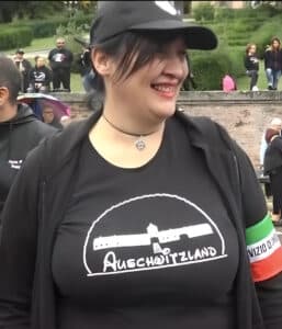 Per i giudici la maglietta “Auschwitzland” non è illegale