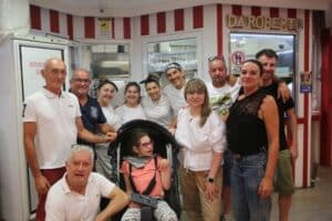 I volontari di “Chi Burdél” consegnano un passeggino speciale alla piccola Anita