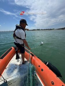 La Guardia costiera sequestra una rete da posta abusiva